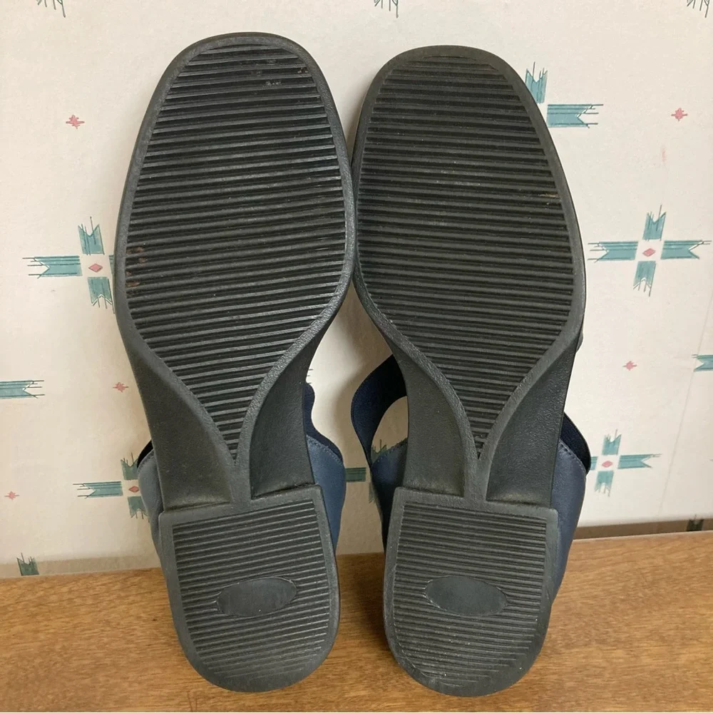 5/$15 Used Studio Collection Navy Blue Leather Sandals 7.5
